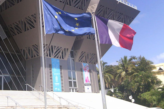 Photographie des drapeaux de l'Europe et de la France devant une bâtiment institutionnel